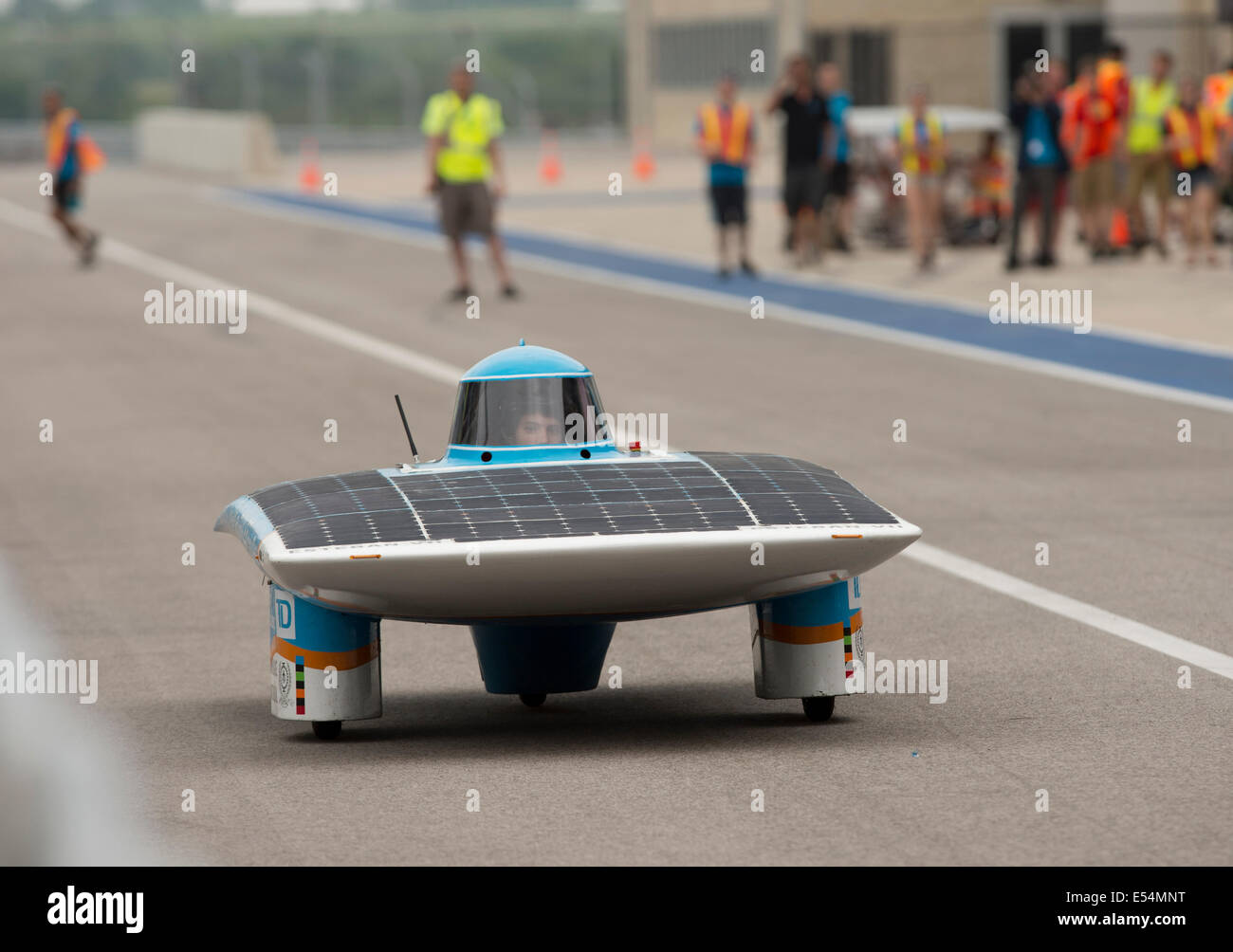 Un chauffeur de Polytechnique Montréal tête basse fosse suite pendant une course de qualification de 1 700 milles American Solar Challenge event Banque D'Images