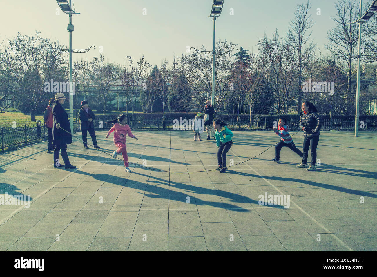 Les enfants chinois jouer jeu local dans l'air extérieur Banque D'Images