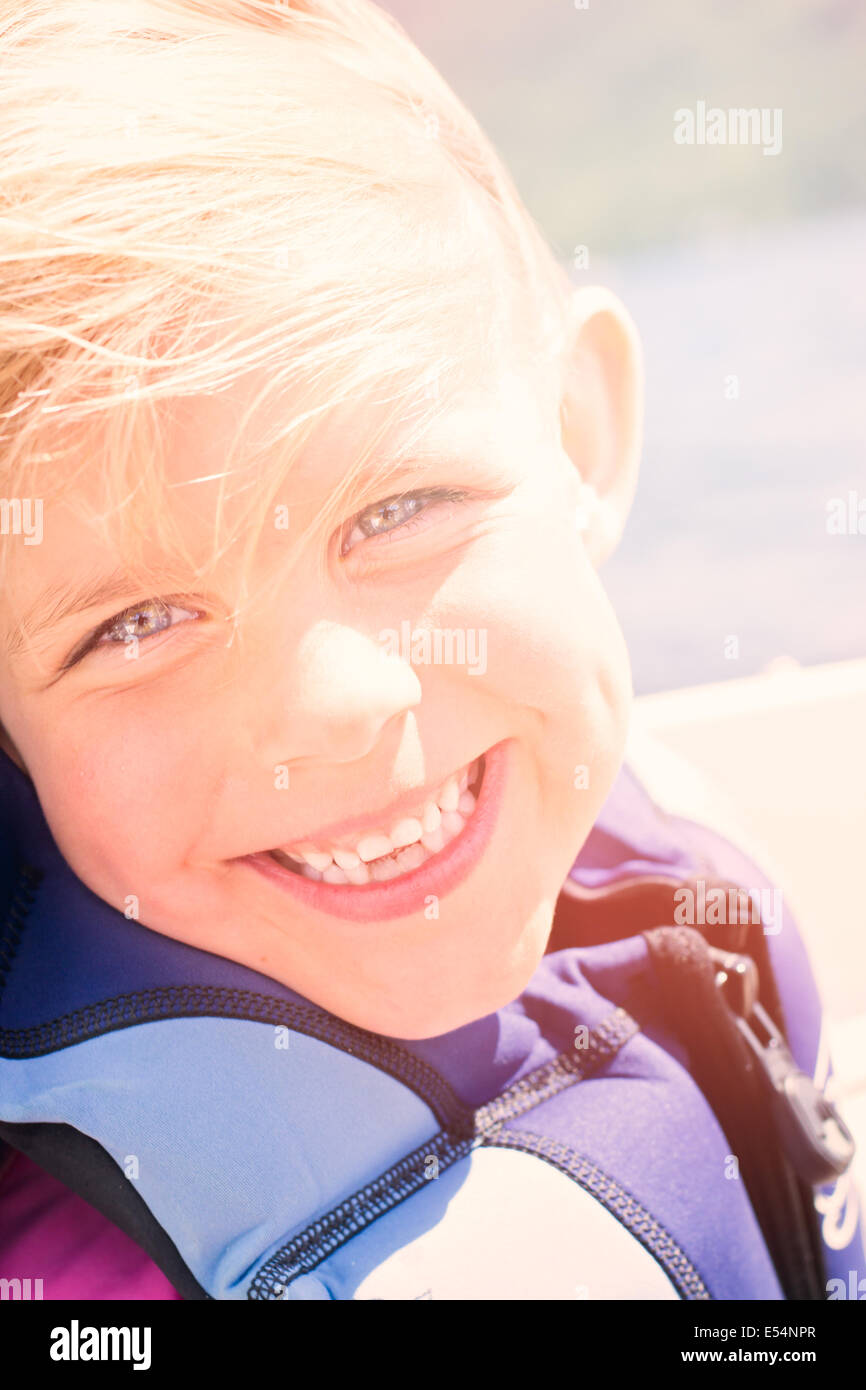 Smiling Little Girl dans un hors-bord dans le soleil de l'été Banque D'Images