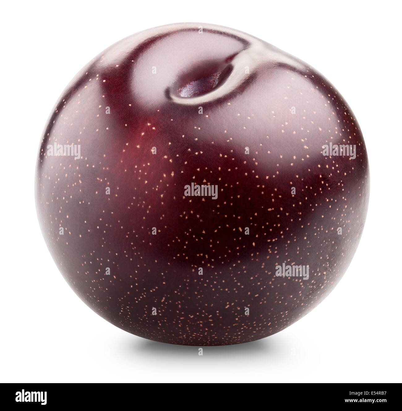 Prune rouge isolé sur fond blanc. Clipping Path Banque D'Images