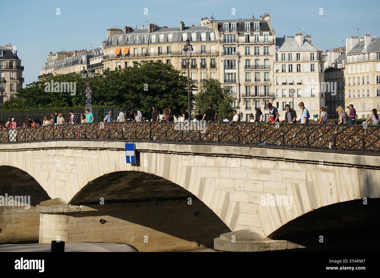 Serrures de l'amour brillant comme l'or sur le Pont des Arts à Paris Pont de Seine Banque D'Images