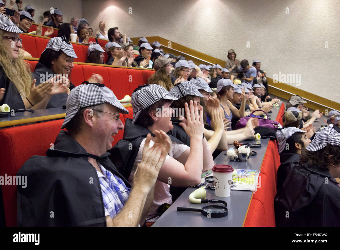 Londres, Royaume-Uni, 19 juillet 2014 - tentative de record du monde Guinness - Le plus grand nombre de gens habillés comme Sherlock Holmes Banque D'Images