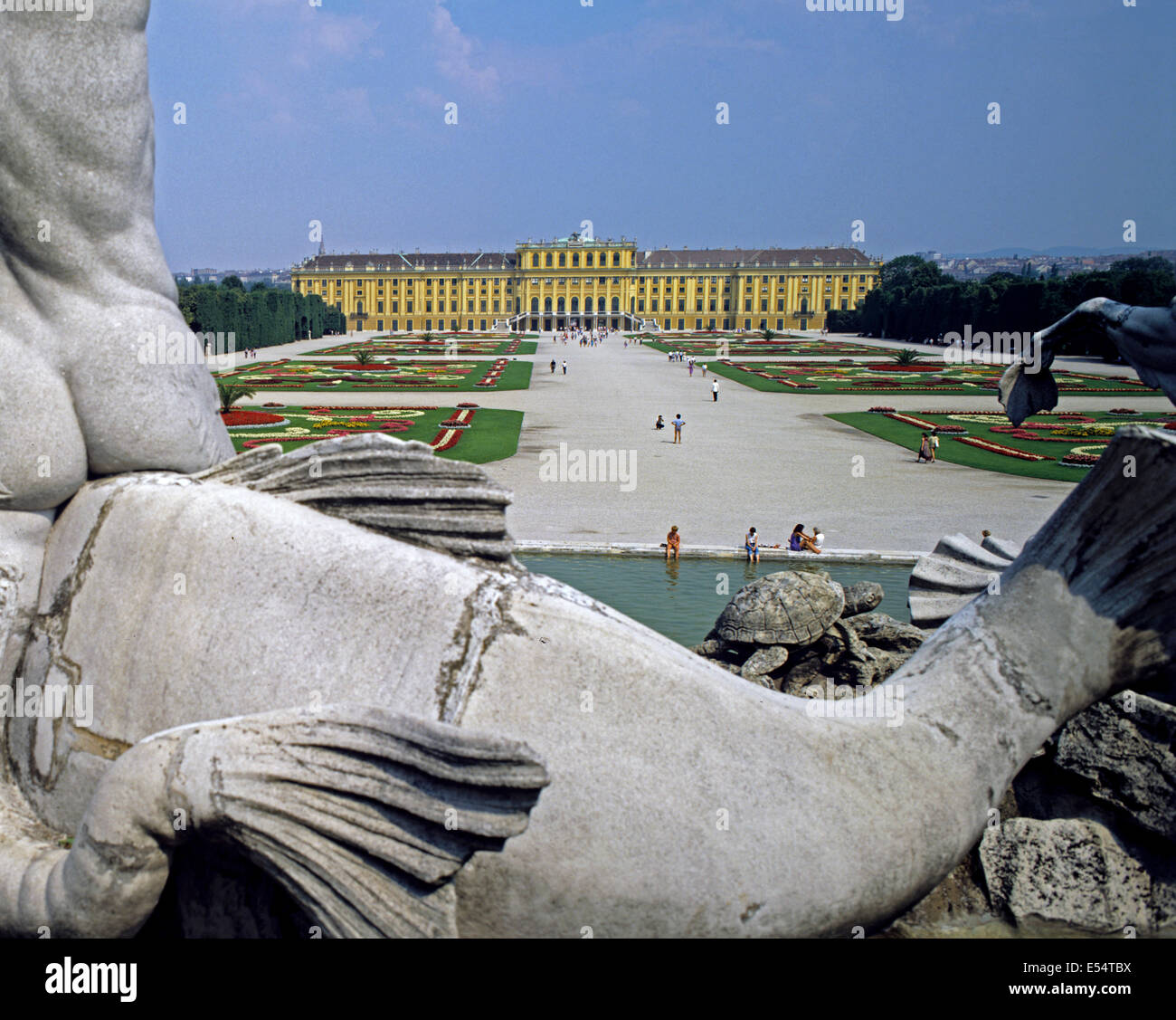 Vue sur le Palais Schönbrunn comme vu à partir de la fontaine de Neptune, Vienne, Autriche Banque D'Images