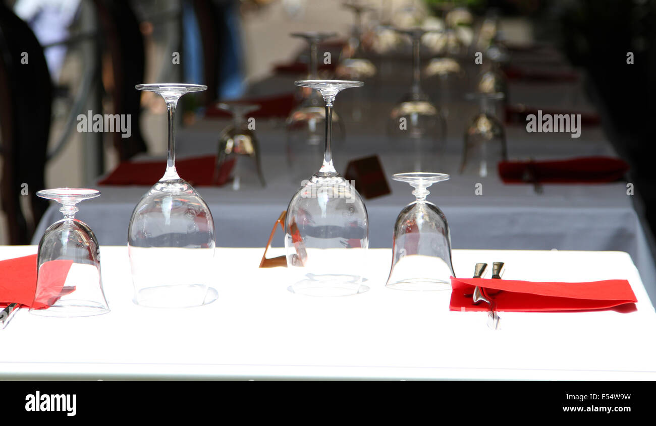Verres de cristal dans un restaurant élégant et exclusif Banque D'Images