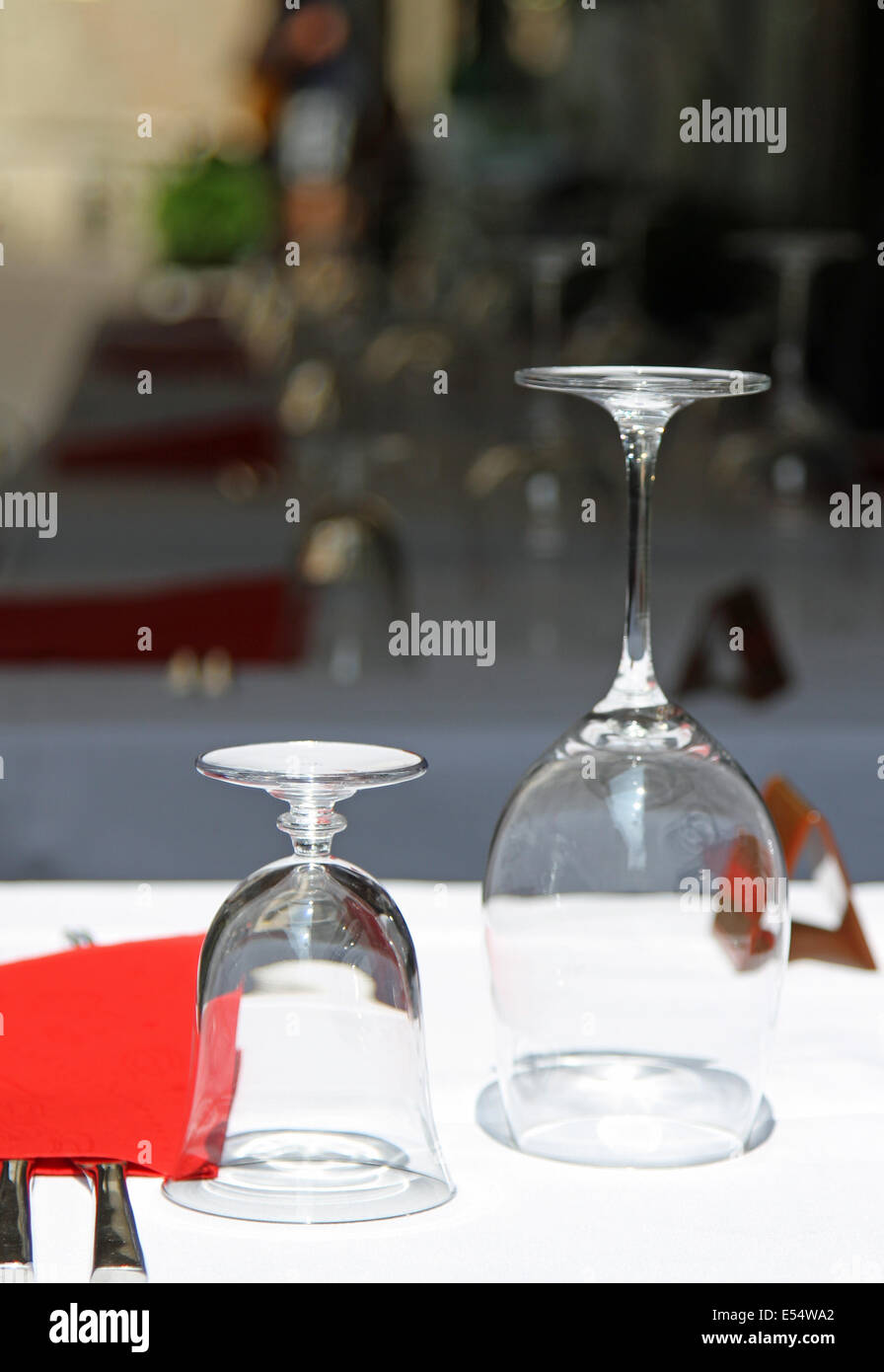 Verres de cristal dans un élégant restaurant avec terrasse extérieure européenne Banque D'Images