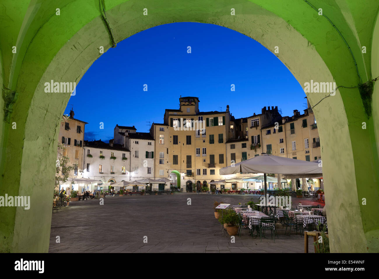 Restaurants dans la soirée dans la Piazza Anfiteatro Romano, Lucca, Toscane, Italie, Europe Banque D'Images