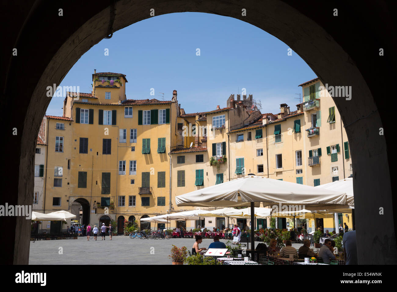 Restaurants dans la Piazza Anfiteatro Romano, Lucca, Toscane, Italie, Europe Banque D'Images