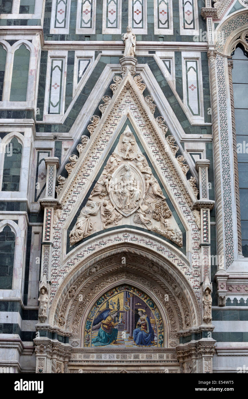 La Porta della Mandorla avec le relief de l'Assomption de la vierge (par Donatello en 1420), Duomo, Florence, Toscane, Italie Banque D'Images