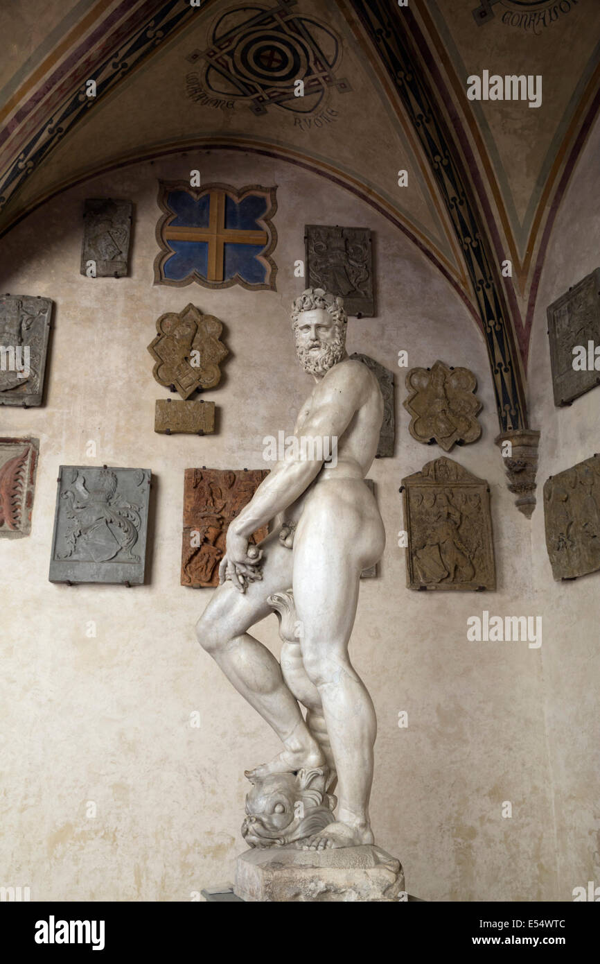 Sculpture et d'armoiries de la podesta dans la cour de la Musée du Bargello, Florence, Toscane, Italie, Europe Banque D'Images