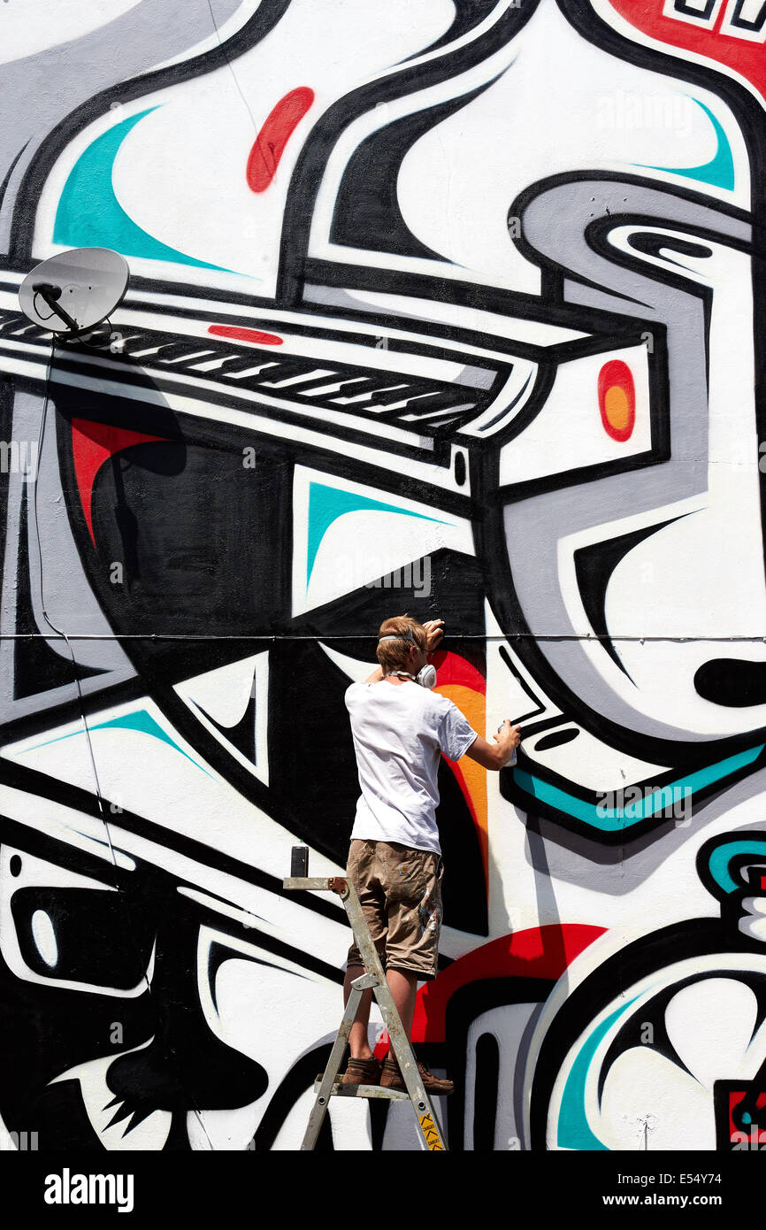 Artiste Kleiner Shames met la dernière main à une grande fresque dans Oxfordahead du Carnaval 2014 Cowley Banque D'Images