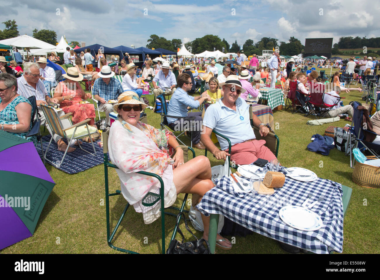 Spectateurs pique-niquer à Veuve Clicquot Gold Cup, British Open Championship, parc Cowdray Polo Polo Club, Midhurst England UK Banque D'Images