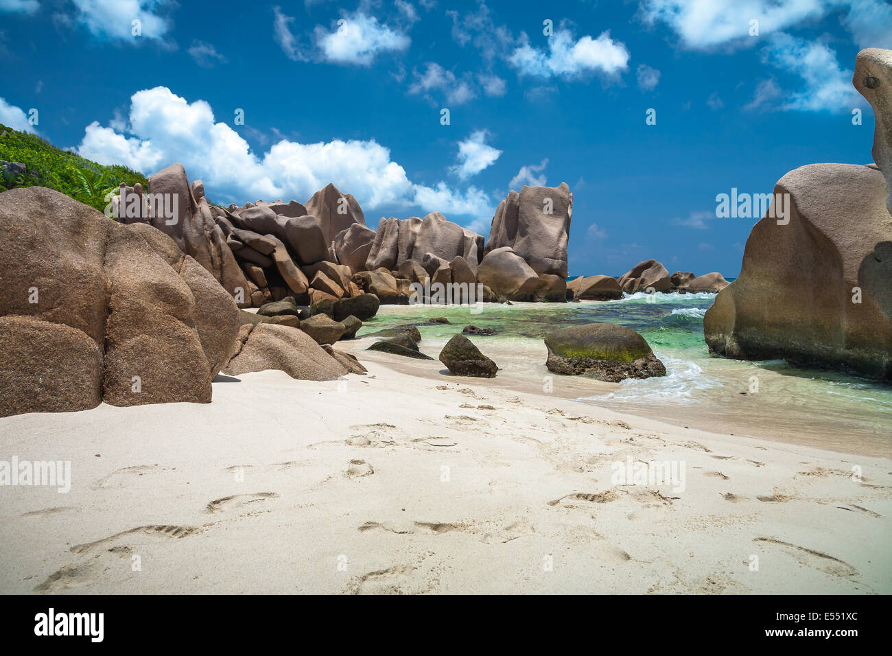 Formations rocheuses uniques sur une belle plage tropicale Banque D'Images