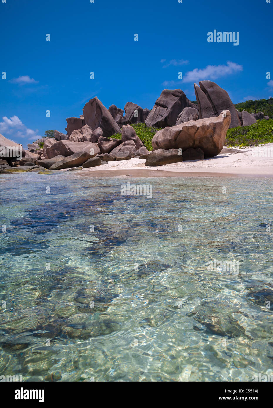 Clair comme de l'eau dans une lagune isolée Banque D'Images