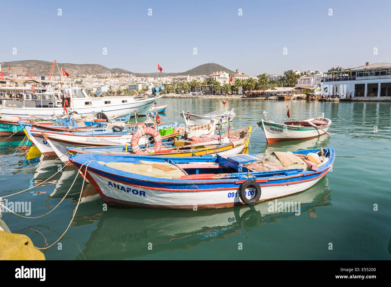 Et les barques de pêche colorés amarrés dans le port de Kusadasi, sur la côte égéenne de la Turquie en été Banque D'Images