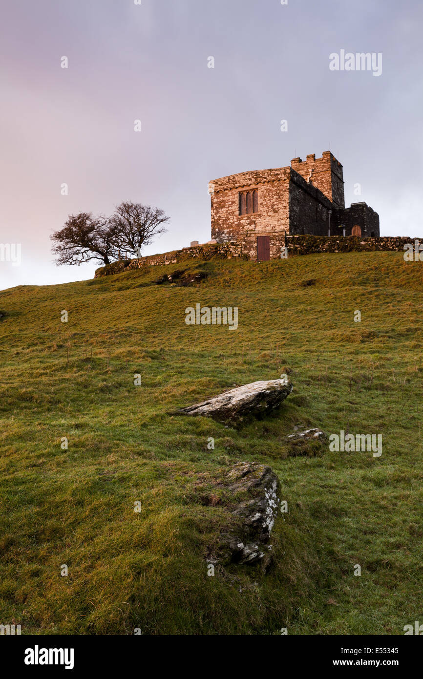 Voir d'église du xiiie siècle sur la lande au lever du soleil, l'église de Saint Michel, Brent Tor, Dartmoor N.P., Devon, Angleterre, Décembre Banque D'Images