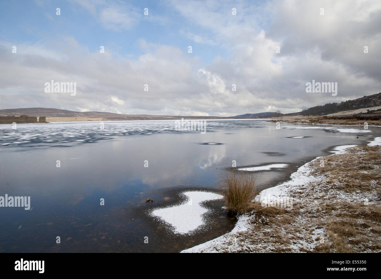 Vue sur le loch d'eau douce gelée avec des plaques de neige, de Lochindorb, Strathspey, Morayshire, Highlands, Ecosse, Mars Banque D'Images