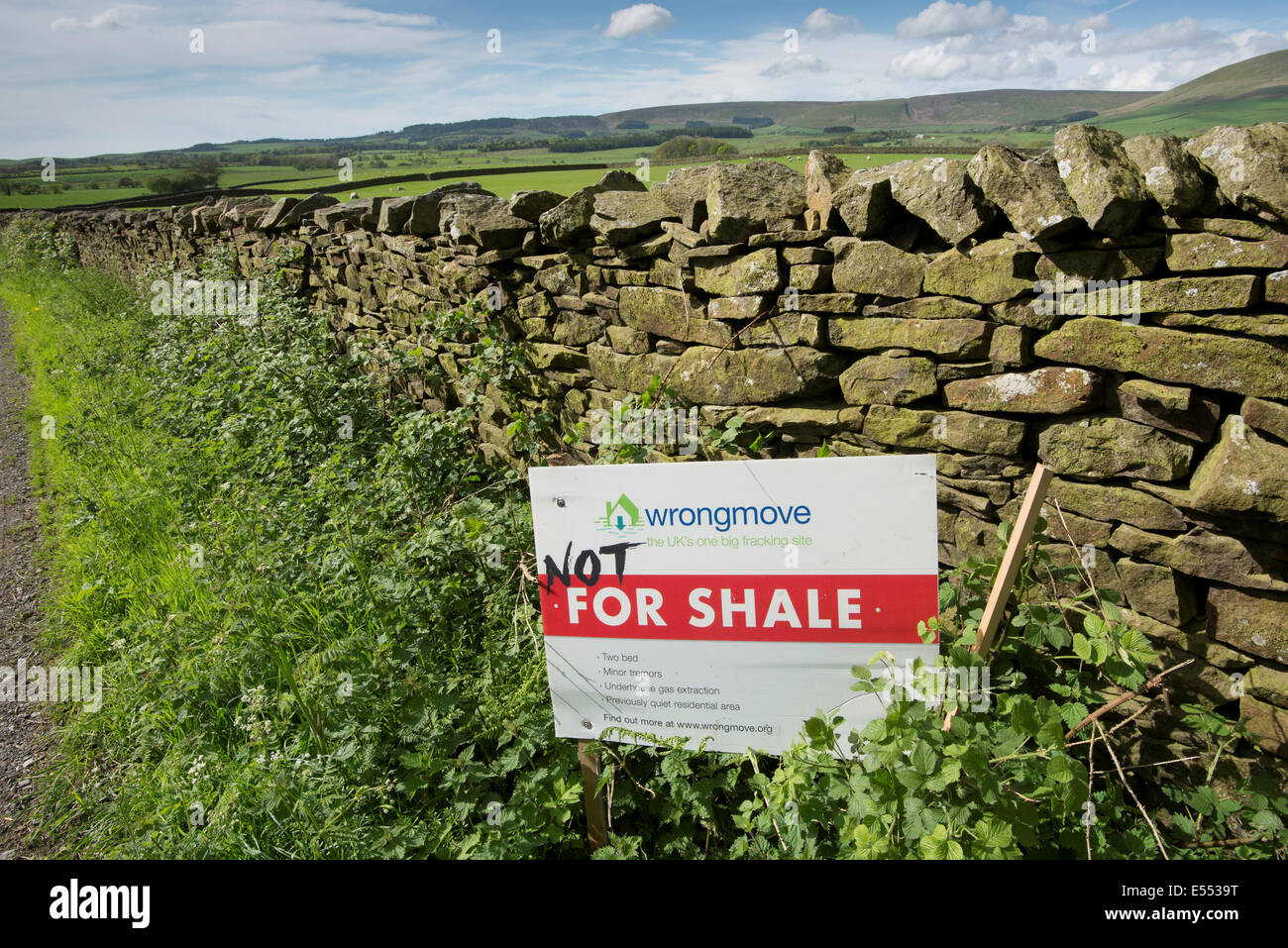 'Non' pour 'gaz de schiste schiste fracturation' (la fracturation hydraulique), signe de protestation site à côté de mur de pierres sèches dans les terres agricoles, Bleasdale, Preston, forêt de Bowland, Lancashire, Angleterre, Mai Banque D'Images