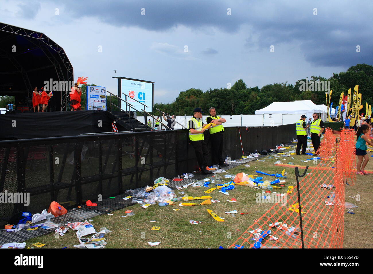 Walton, Surrey, UK. 20 juillet, 2014. La liquidation de la sécurité après les jours en scène des événements qui ont mis sur un spectacle de musique philippine associés pour les masses dans la foule. Crédit : Paul Hamilton/Alamy Live News Banque D'Images