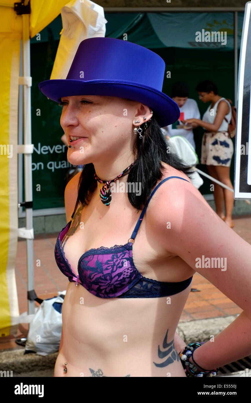 Personnage féminin avec des Tatouages et piercings wearing bra et chapeau à la foire alimentaire de Southsea festival 2014 england uk Banque D'Images