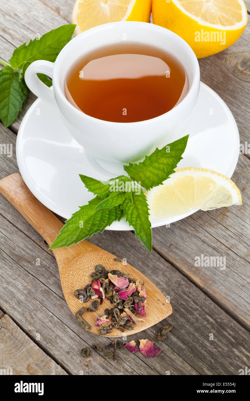 Le thé vert avec du citron et menthe sur fond de table en bois Banque D'Images