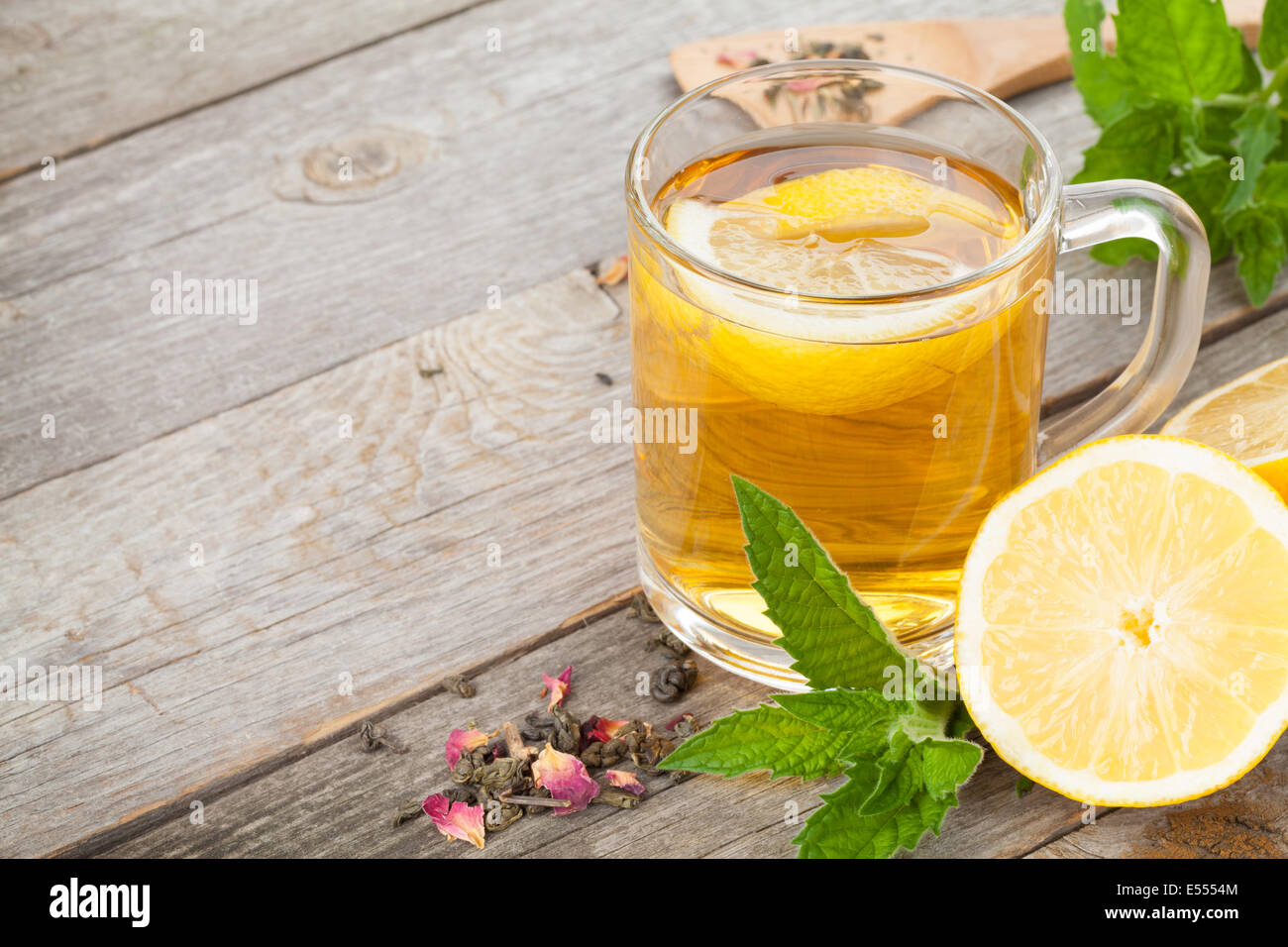 Le thé vert avec du citron et menthe sur fond de table en bois avec copie espace Banque D'Images