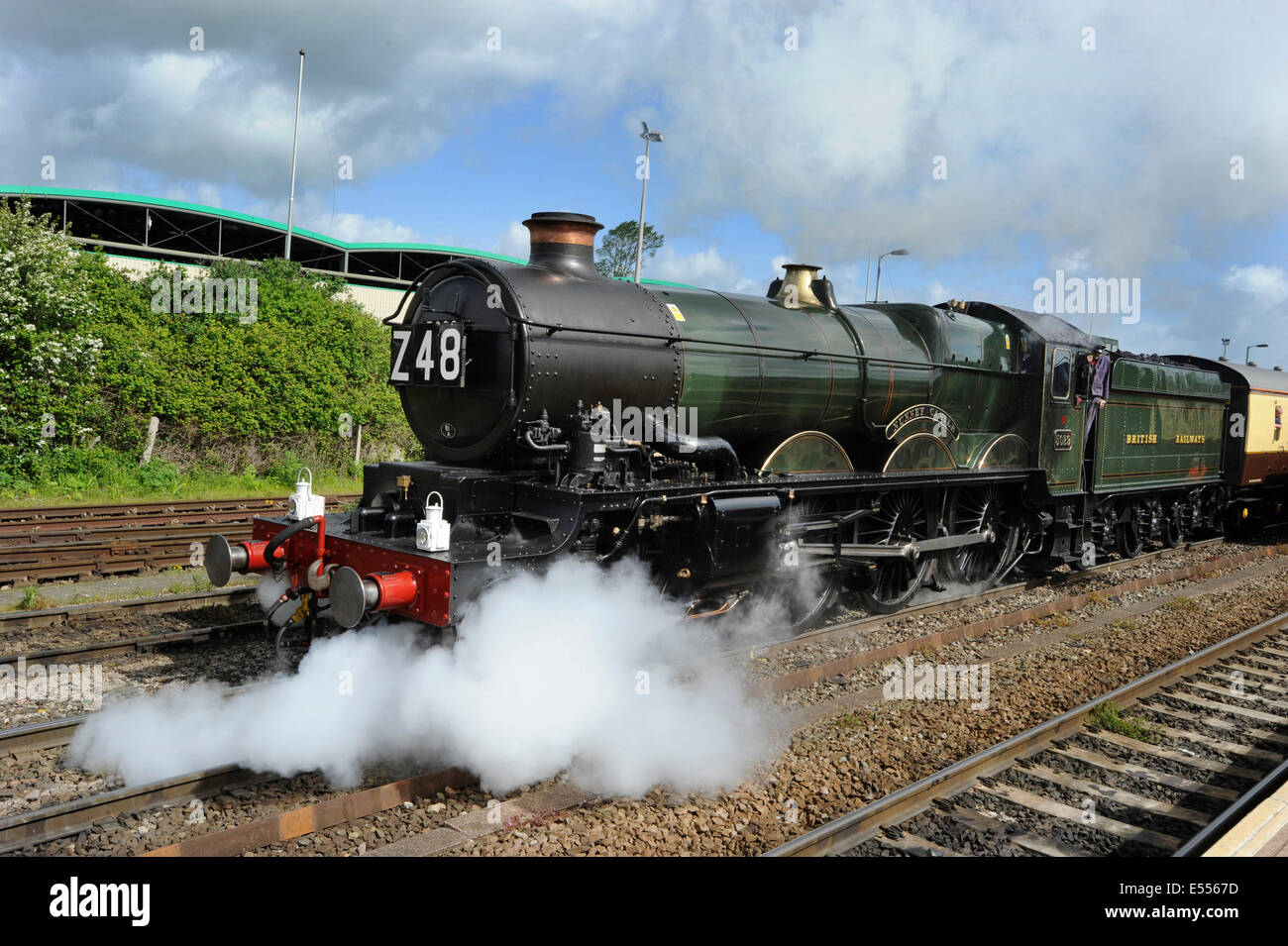 Great Western Railway (GWR) Château de la locomotive à vapeur 5029 Classe nombre 'Nunney Castle' sur la voie principale Banque D'Images