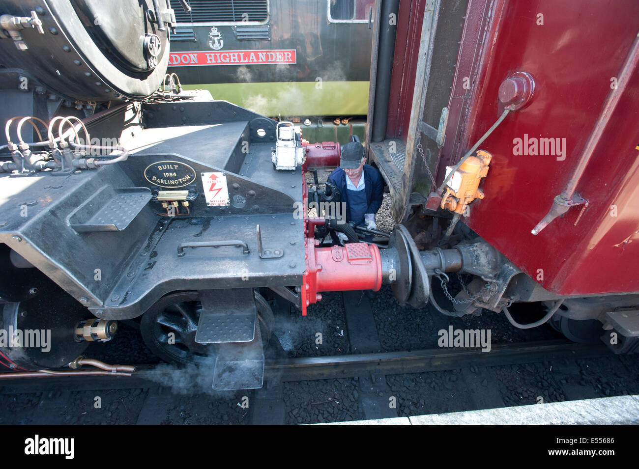 Fireman travaillant sur British Railways Devinettes conçu Mogul 2-6-0 locomotive vapeur numéro 7 Banque D'Images