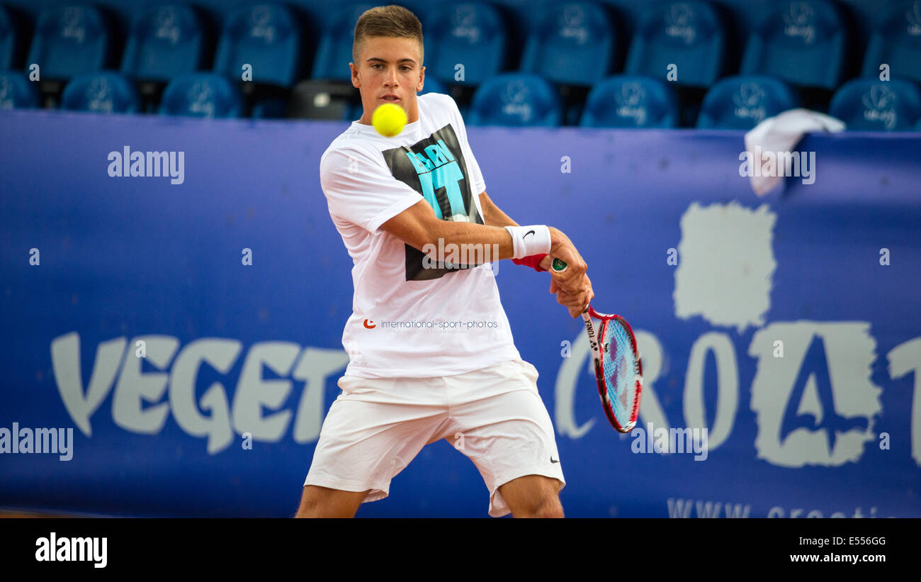 Joueur croate Borna Coric est en préchauffage pour son premier match à la Vegeta Croatie Umag 2014 Ouvert. 21. Juillet 2014 Banque D'Images