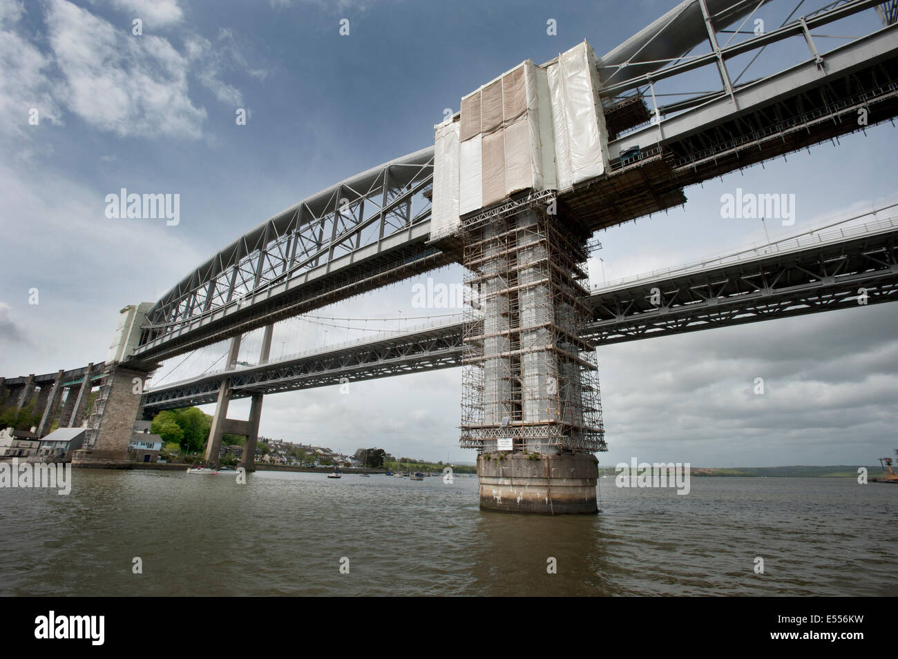 Les échafaudages couvre les piliers de soutien du Royal Albert pont de chemin de fer conçu par Isambard Kingdom Brunel. Banque D'Images