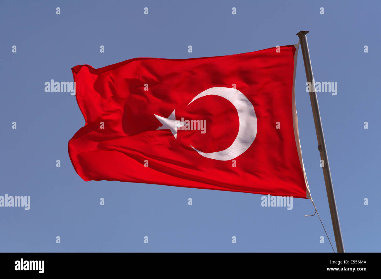 Drapeau turc avec croissant et l'étoile sur fond de ciel bleu Banque D'Images
