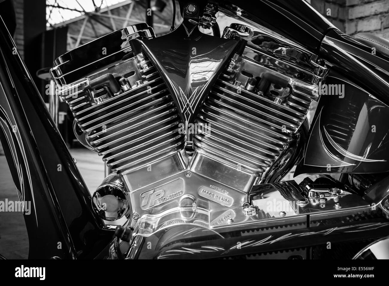 Moteur d'une moto de la main un piment (piment moteurs spéciaux), close-up. Noir et blanc. Banque D'Images