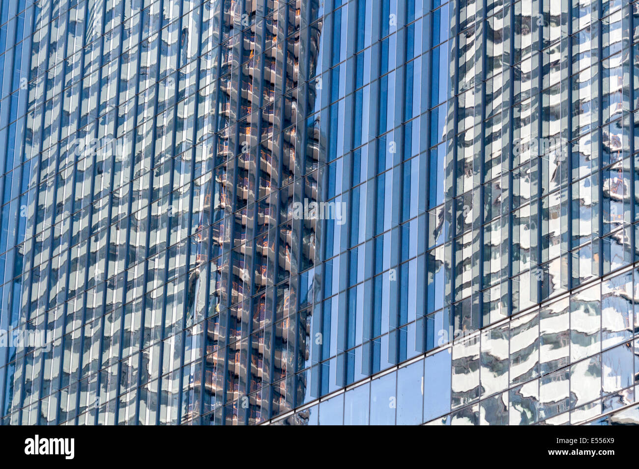 Reflet de deux bâtiments sur un édifice de verre au centre-ville de Toronto Banque D'Images