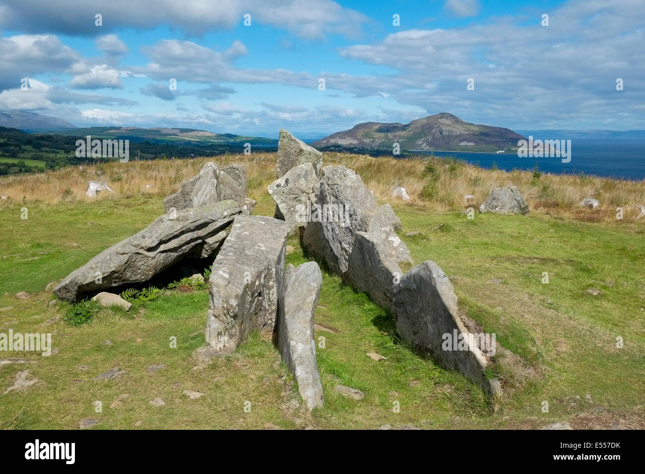 Les Tombes des Géants mégalithe au-dessus de la baie de merlan. Banque D'Images