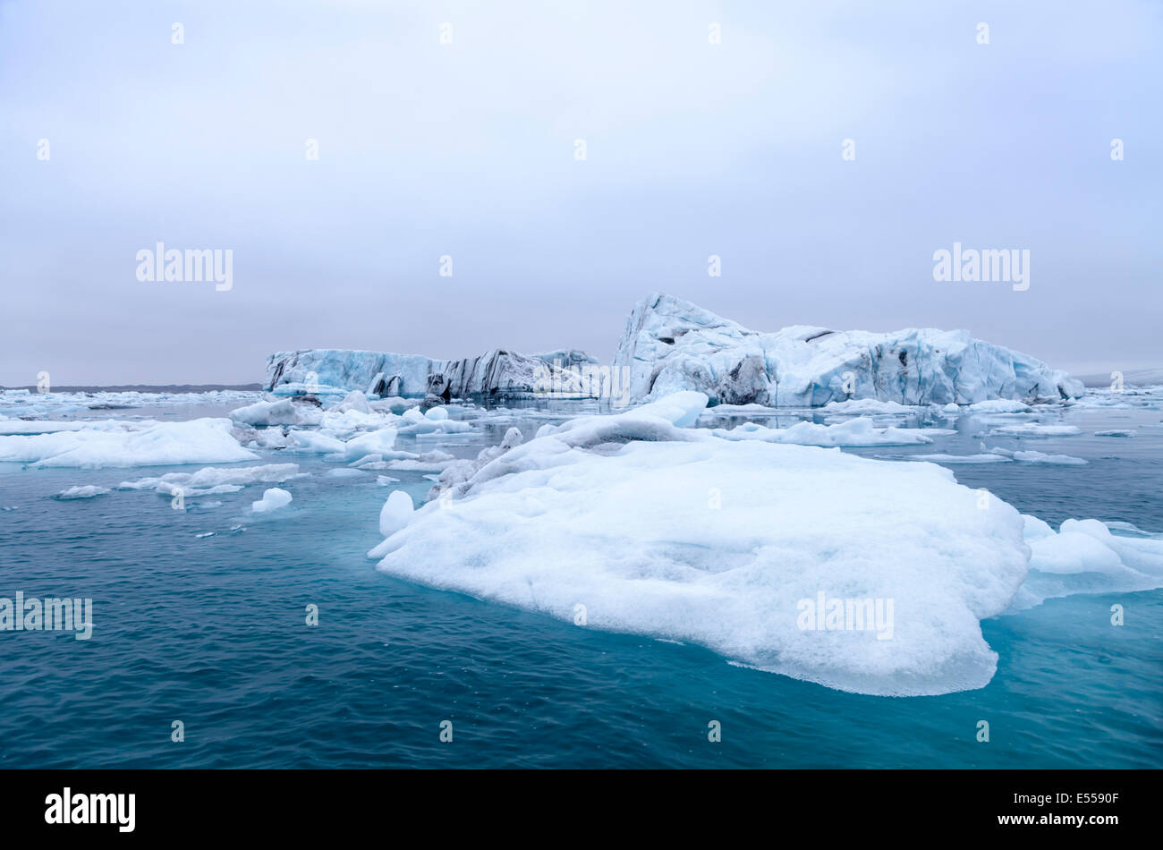 Les glaces flottantes et des icebergs dans les eaux turquoise de la Lagune glaciaire du Jökulsárlón, Islande Banque D'Images