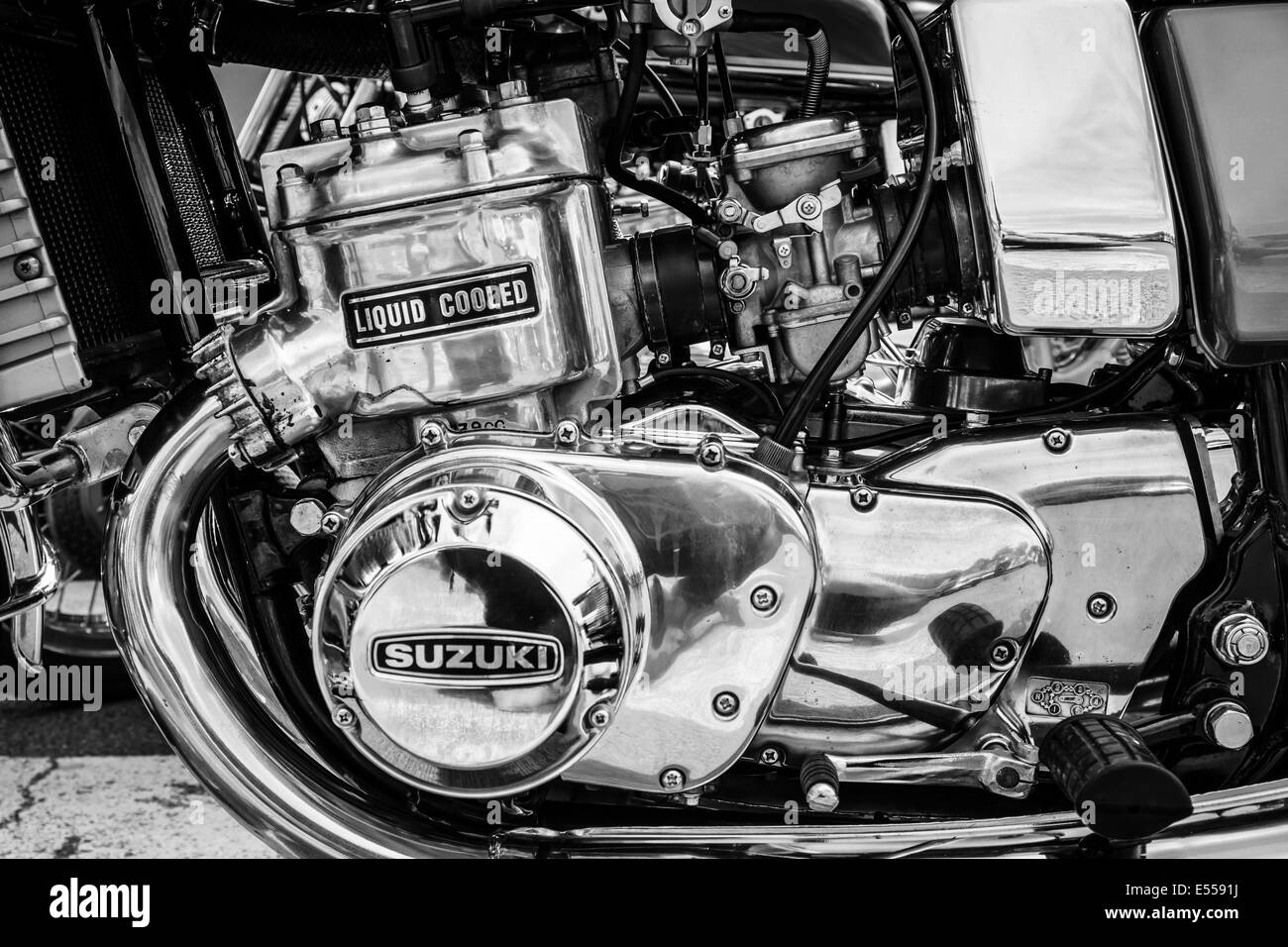 Le moteur de la première moto japonaise avec un moteur à refroidissement liquide Suzuki GT750. Noir et blanc. Banque D'Images