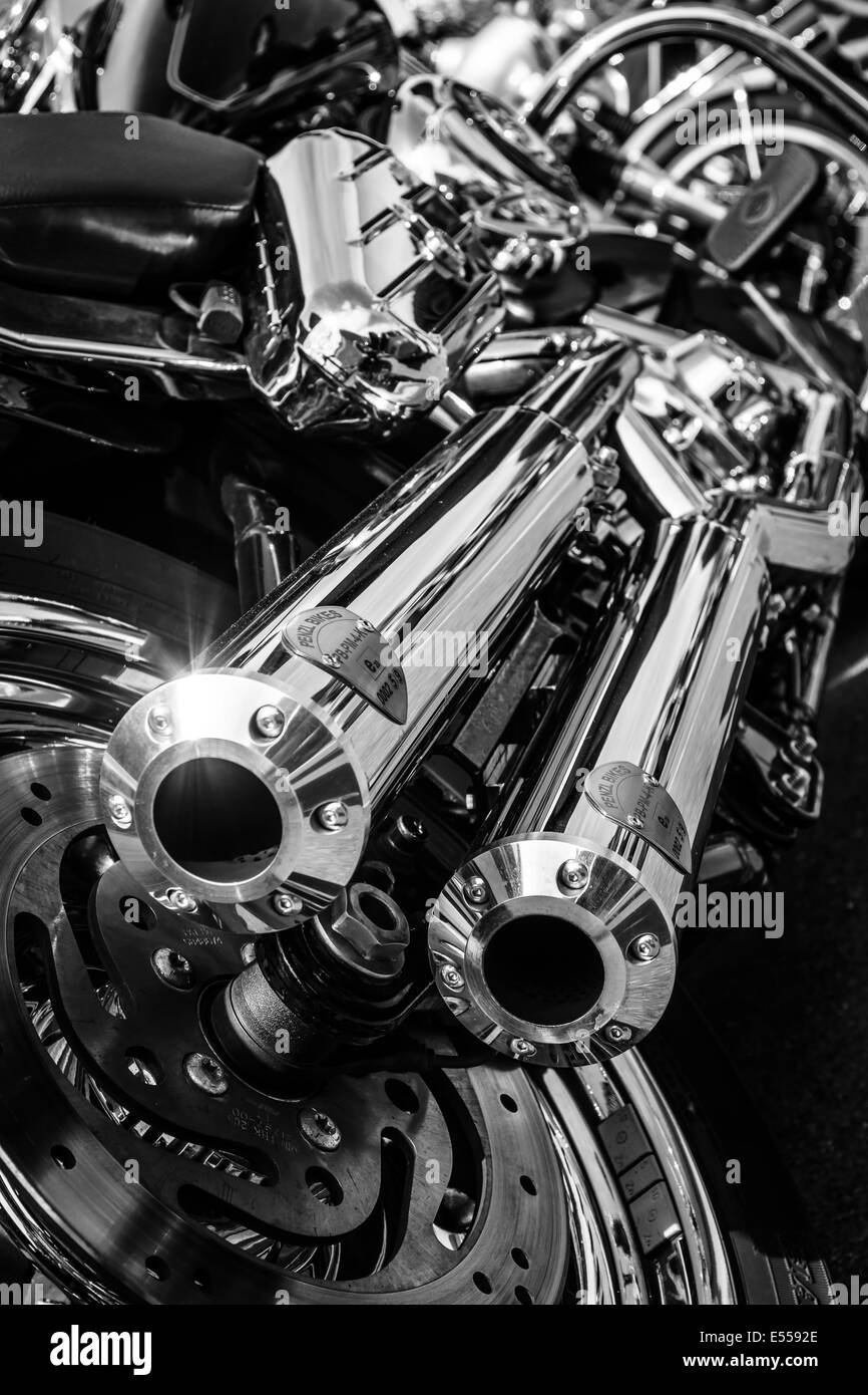 L'échappement de la moto Harley Davidson Softail. Vue arrière. Noir et blanc. 27e jour - Berlin Brandebourg Oldtimer Banque D'Images