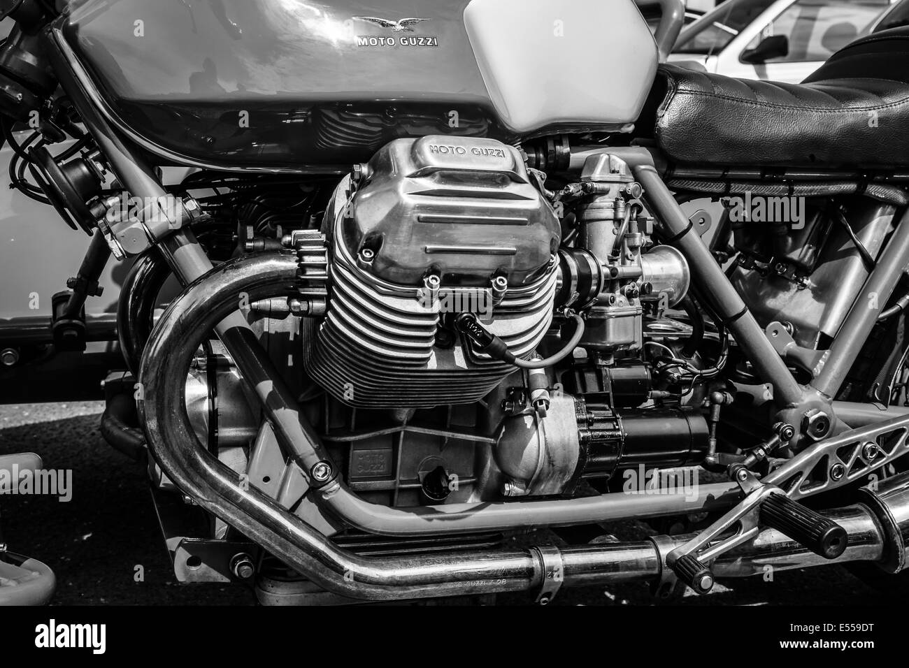 Le moteur de la moto italienne Moto Guzzi V7. Noir et blanc. 27e jour -  Berlin Brandebourg Oldtimer Photo Stock - Alamy