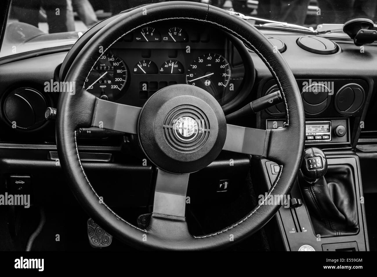 Cabine de la roadster Alfa Romeo Spider (troisième génération). Noir et blanc. 27e jour - Berlin Brandebourg Oldtimer Banque D'Images