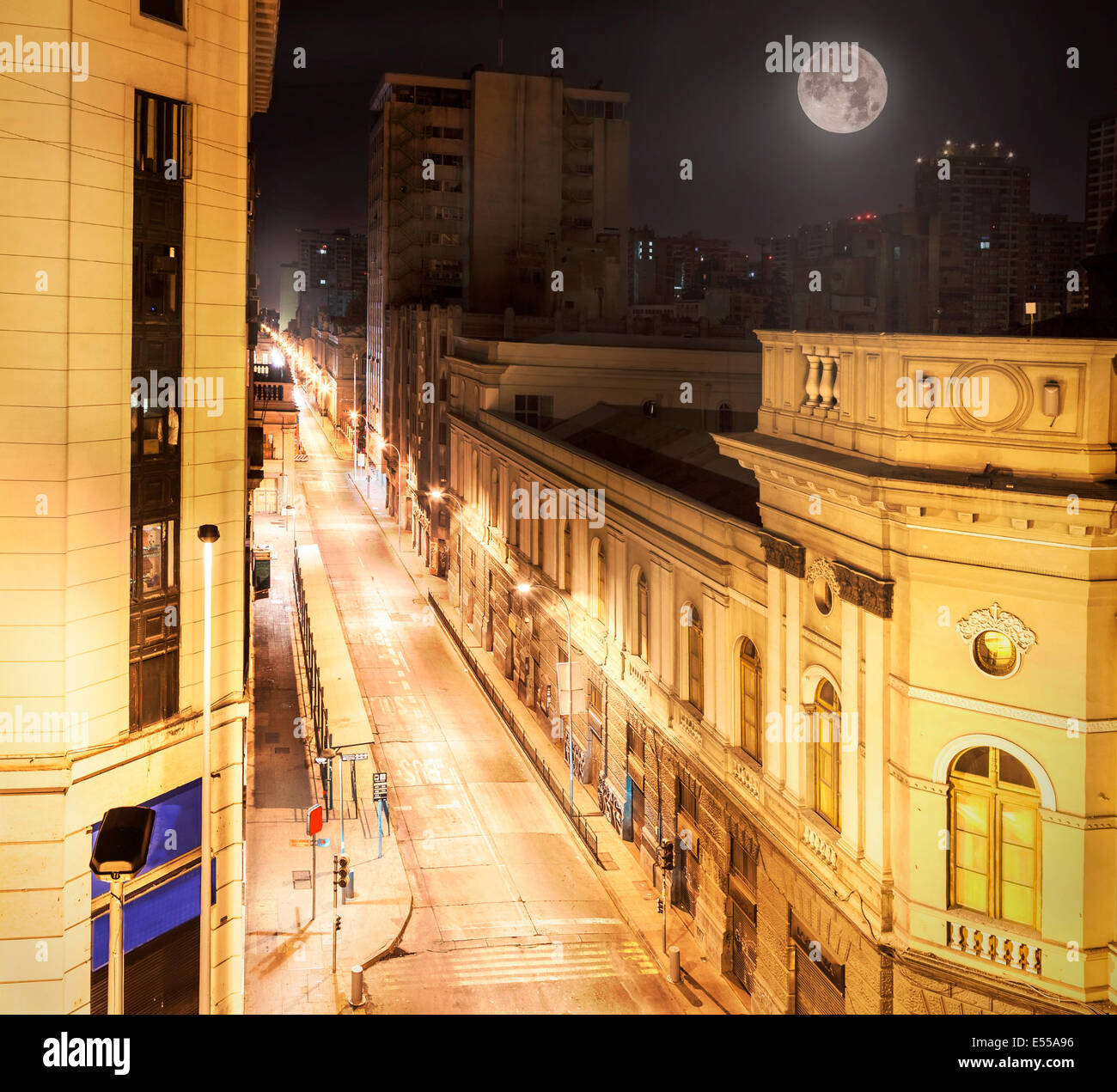 Vue de nuit sur le centre-ville de Santiago du Chili. Banque D'Images