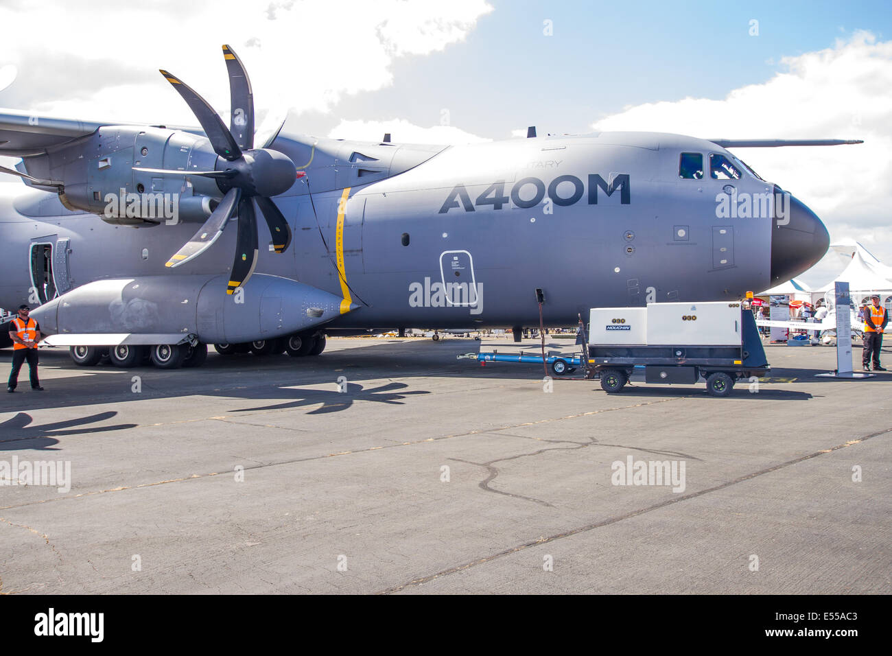 Airbus a présenté son avion de transport militaire A400M Atlas au salon international de l'aéronautique de Farnborough le 15 juillet 2014. L'avion a démontré sa capacité de portance lourde et ses performances polyvalentes avec des écrans de décollage et d'atterrissage. L'A400M est équipé de moteurs turbo et est utilisé pour les missions de fret et de transport. Banque D'Images