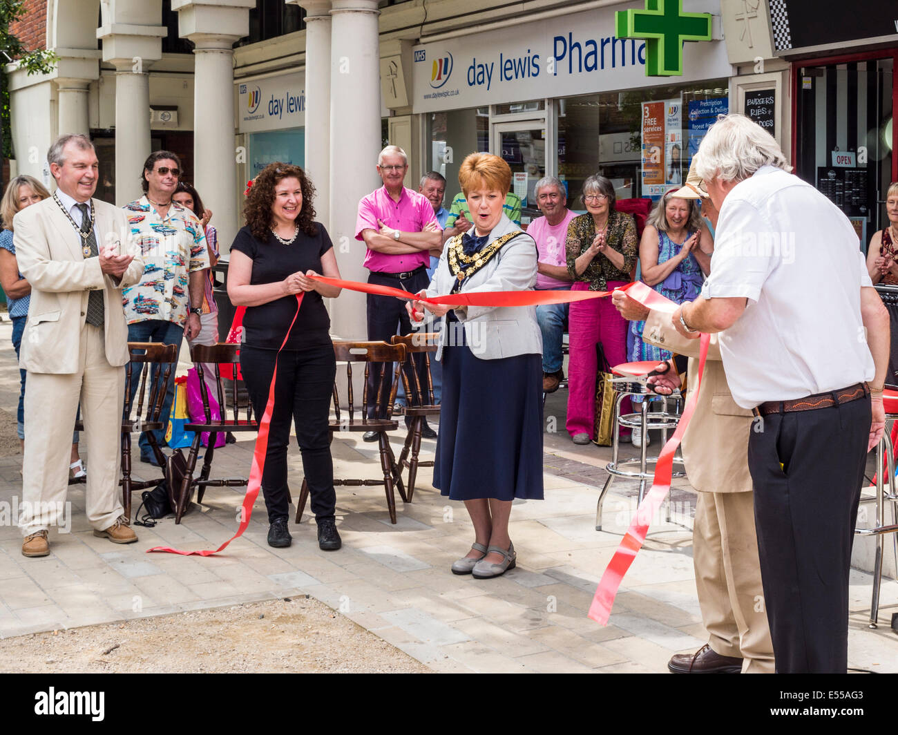 London, Greater London, UK, 21 juillet 2014. Le marché communautaire sans but lucratif à Mac's Diner est ouvert par le maire, le conseiller municipal Jane Boulton, bien connu et inventeur anglais, Trevor Baylis OBE. Le marché va vendre de l'artisanat produits localement et est ouvert de 9h à 17h les lundis et mardis. Credit : Eden Breitz/Alamy Live News Banque D'Images