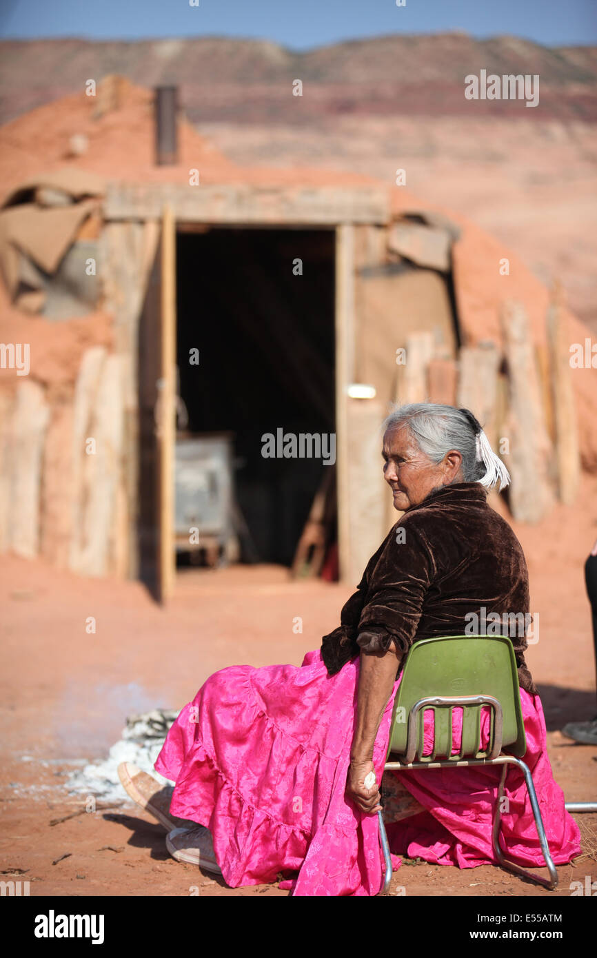 Native American Woman,, indiens Navajo de Monument Valley, USA, à son domicile Banque D'Images