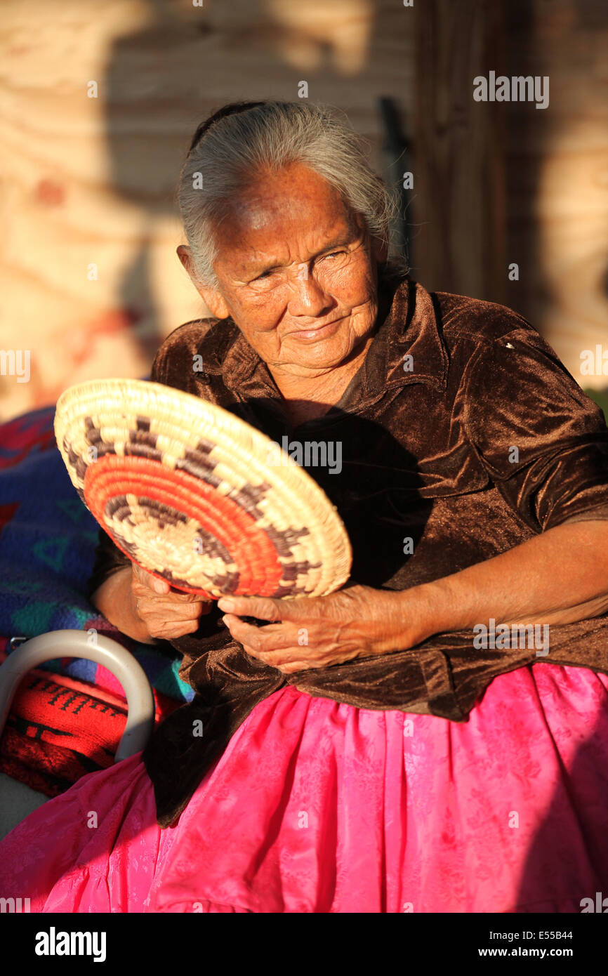 Native American Woman,, indiens Navajo de Monument Valley, USA Banque D'Images