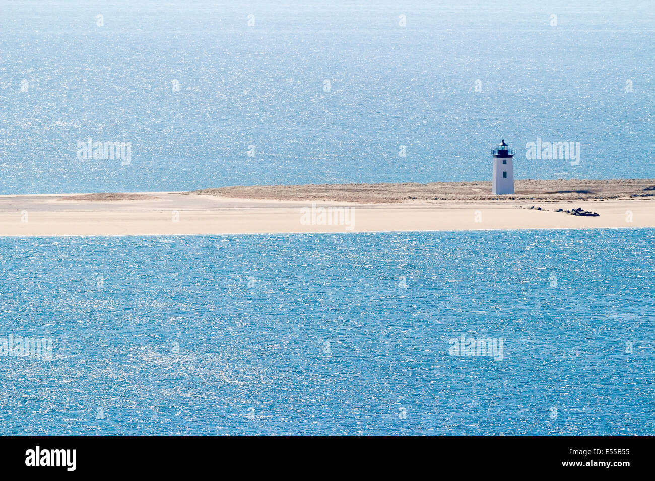 Un phare sur la plage et entouré par l'océan. Banque D'Images