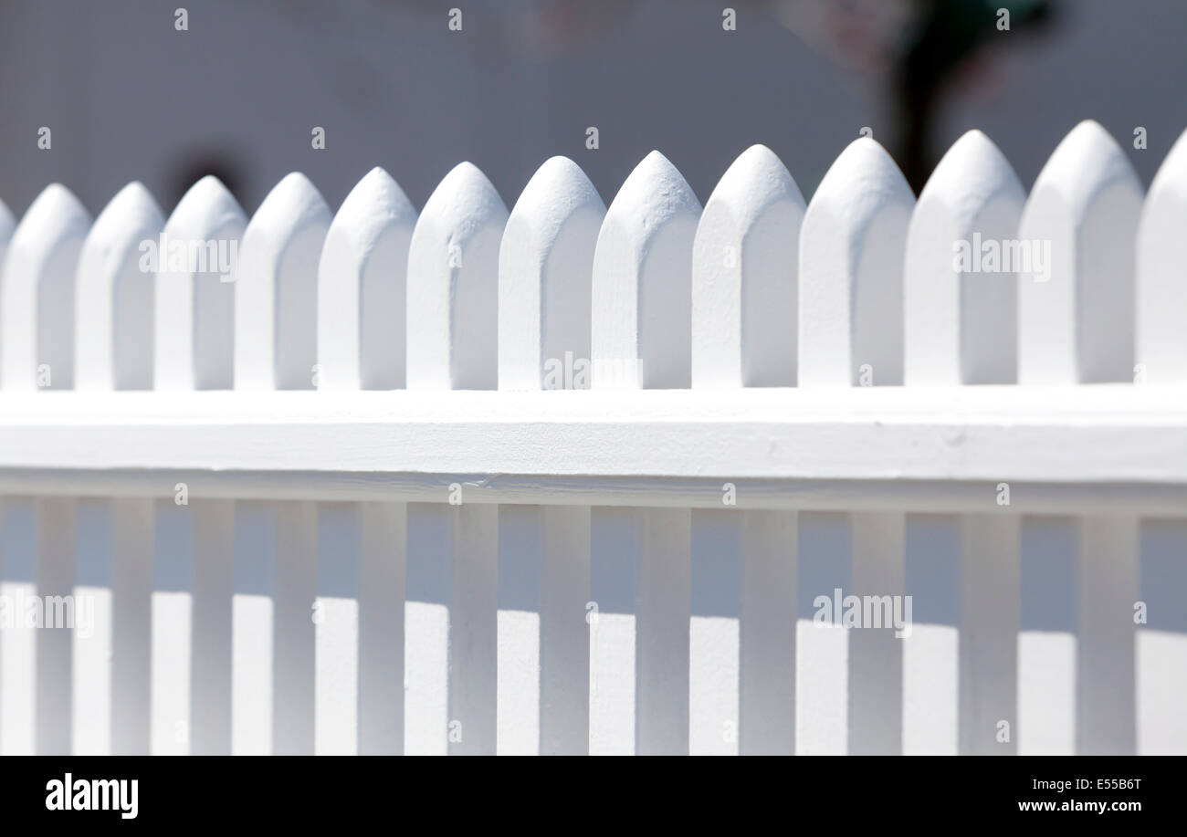 Une clôture blanche. Banque D'Images
