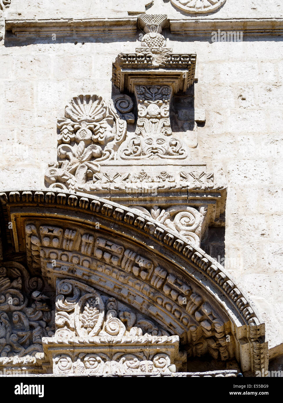 Façade sculptée de style Churrigueresque de l'Iglesia de la Compañía - Arequipa, Pérou Banque D'Images