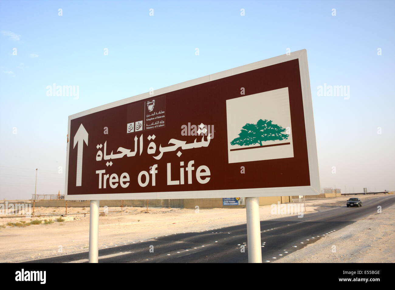 Une signalisation routière en arabe et en anglais montrant le chemin de l'arbre de vie, dans le Royaume de Bahreïn Banque D'Images