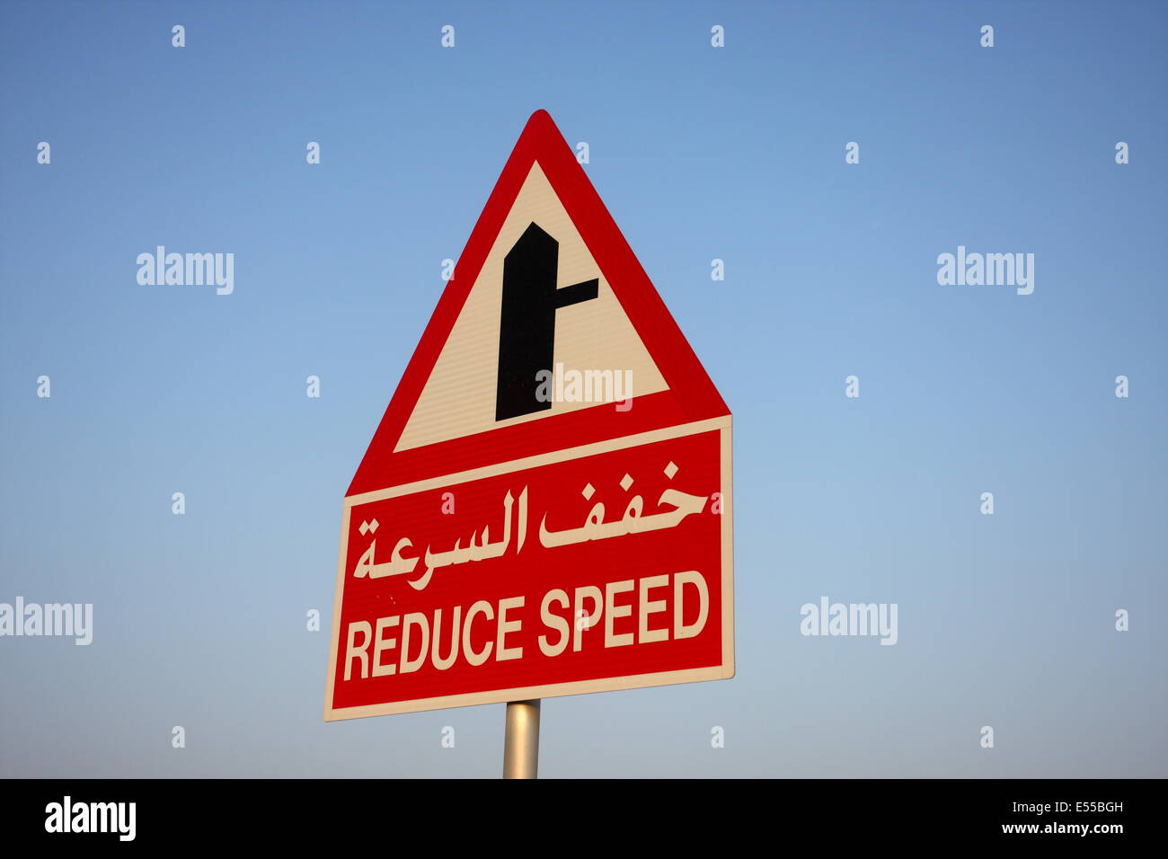 Une signalisation routière en arabe et français raconter les automobilistes à réduire leur vitesse en raison de la jonction, dans le Royaume de Bahreïn Banque D'Images