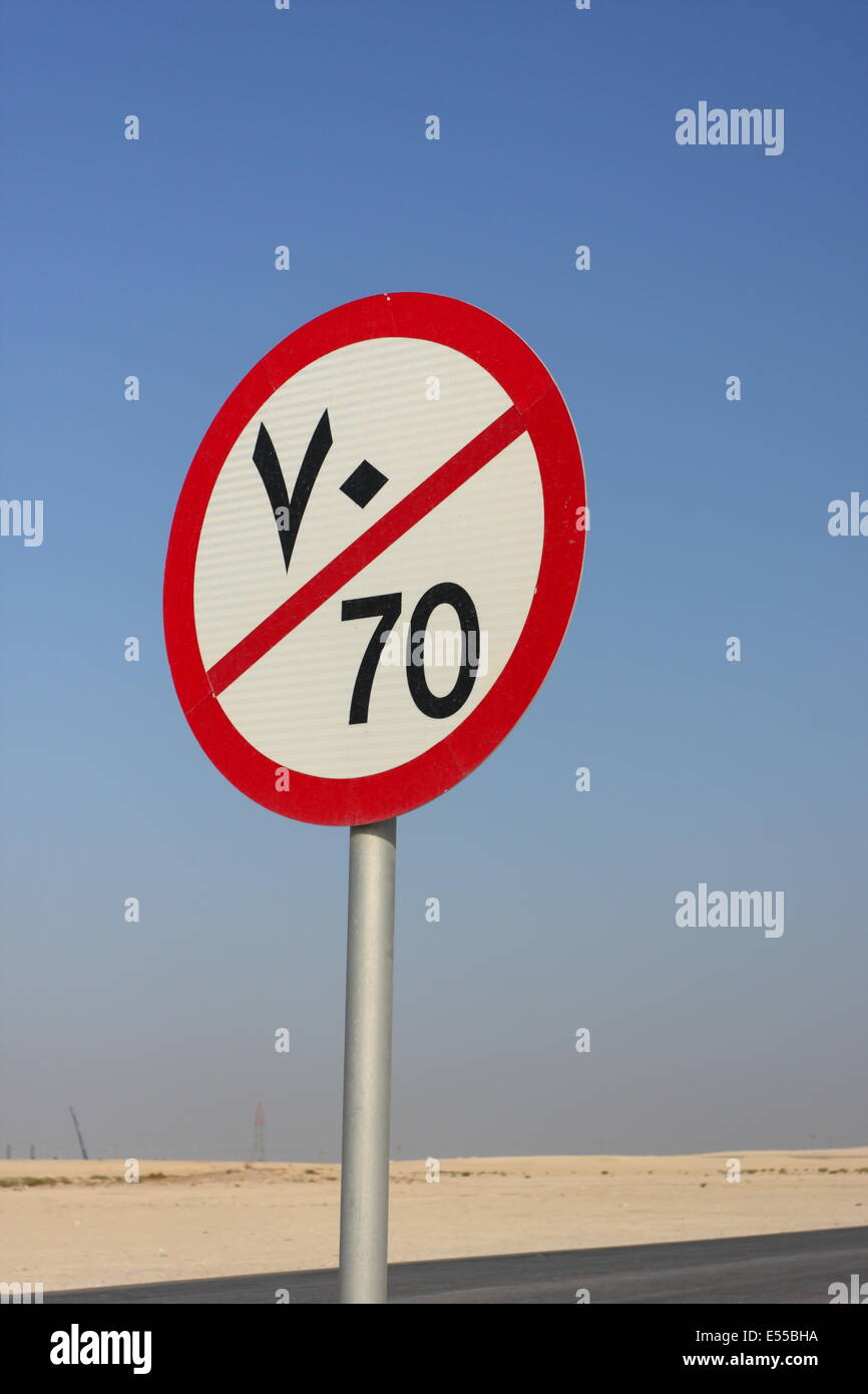 Un panneau routier avec chiffres arabes en arabe et en anglais disant limite de vitesse de 70 kilomètres par heure, dans le Royaume de Bahreïn Banque D'Images