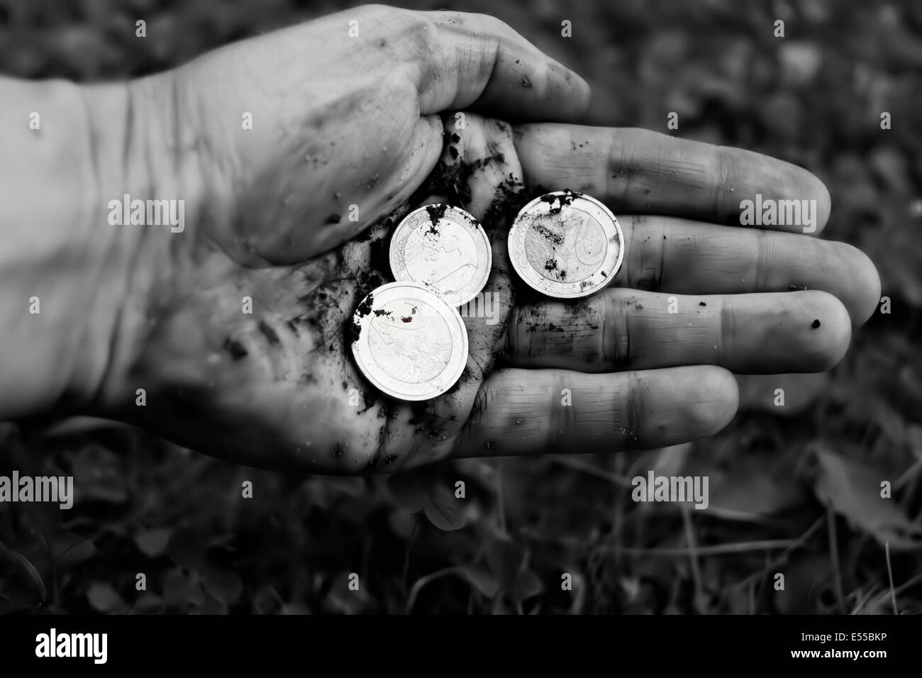 Dirty Hand Holding les pièces Banque D'Images